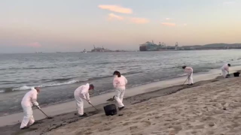 Los residuos continúan saliendo del buque de Gibraltar de forma continua Los residuos continúan saliendo del buque de Gibraltar de forma continua