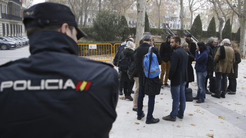 Miembros de la CUP, incluida la portavoz en el Parlament de Cataluña, Anna Gabriel, se han concentrado frente a la Audiencia Nacional para solidarizarse con los detenidos por la quema de fotos del rey. EFE/Paco Campos Miembros de la CUP, incluida la portavoz en el Parlament de Cataluña, Anna Gabriel, se han concentrado frente a la Audiencia Nacional para solidarizarse con los detenidos por la quema de fotos del rey. EFE/Paco Campos