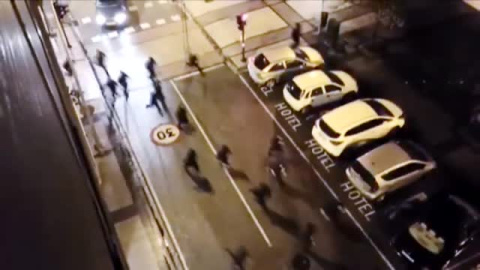Una marcha en Pamplona contra la gestión de la pandemia acaba con graves disturbios Una marcha en Pamplona contra la gestión de la pandemia acaba con graves disturbios