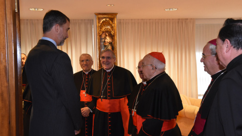 El rey Felipe VI con varios miembros de la Conferencia Episcopal, en la visita que realizó el pasado noviembre. El rey Felipe VI con varios miembros de la Conferencia Episcopal, en la visita que realizó el pasado noviembre.