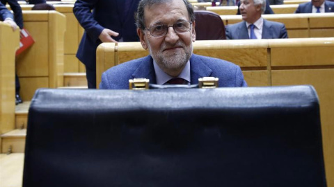 El presidente del Gobierno, Mariano Rajoy, ocupa su escaño al inicio del Pleno de la sesión de control al Gobiernoen el Senado. | KIKO HUESCA (EFE) El presidente del Gobierno, Mariano Rajoy, ocupa su escaño al inicio del Pleno de la sesión de control al Gobiernoen el Senado. | KIKO HUESCA (EFE)
