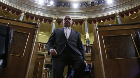 El ministro de Economía, Luis de Guindos, a su llegada al pleno del Congreso donde se debatió, entre otros asuntos, el techo de gasto para los Presupuestos de 2017. EFE/Zipi