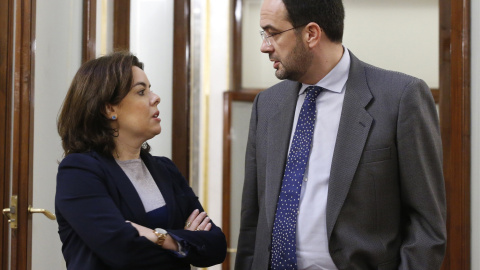 El portavoz del PSOE en el Congreso, Antonio Hernando, conversa con la Vicepresidenta del Gobierno, Soraya Sáenz de Santamaría, en la Cámara Baja. EFE/Zipi