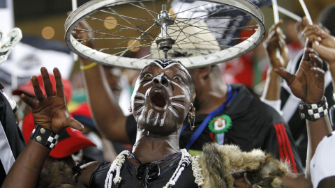 Un aficionado del Mazembe celebra la victoria ante el Inter de Porto Alegre en 2010
