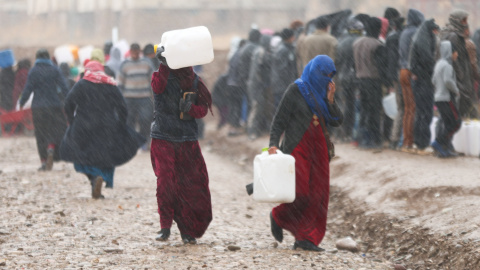 Iraquíes desplazados en el campamento de Khazer. - REUTERS