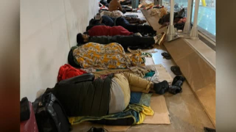 Los pasillos del aeropuerto de Barajas se convierten en salas de asilo ante el colapso de las demás Los pasillos del aeropuerto de Barajas se convierten en salas de asilo ante el colapso de las demás
