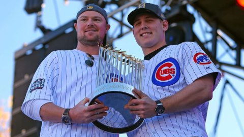 Los 'cachorros' Jon Lester y Anthony Rizzo con el trofeo de campeones. /CORDON PRESS
