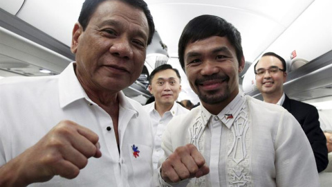 El presidente de Filipinas, Rodrigo Duterte, mientras posa con el senador y campeón mundial de boxeo, Manny Pacquiao. - EFE El presidente de Filipinas, Rodrigo Duterte, mientras posa con el senador y campeón mundial de boxeo, Manny Pacquiao. - EFE
