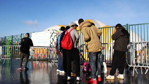 Cua per entrar a un camp de refugiats parisenc. ANNA PALOU Cua per entrar a un camp de refugiats parisenc. ANNA PALOU