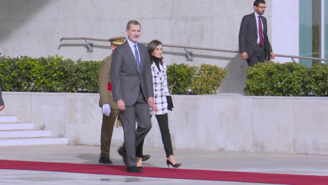 La Reina Letizia viaja a Cuba con el estampado del invierno La Reina Letizia viaja a Cuba con el estampado del invierno