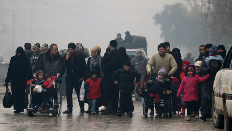Un grupo de personas huye del este de Alepo. REUTERS Un grupo de personas huye del este de Alepo. REUTERS