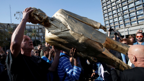 La estatua satírica contra el primer ministro Benjamin Netanyahu, derruida . REUTERS La estatua satírica contra el primer ministro Benjamin Netanyahu, derruida . REUTERS