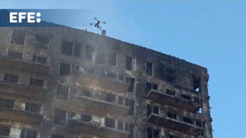 UME busca con dron posibles víctimas entre los restos del edificio incendiado en Valencia UME busca con dron posibles víctimas entre los restos del edificio incendiado en Valencia
