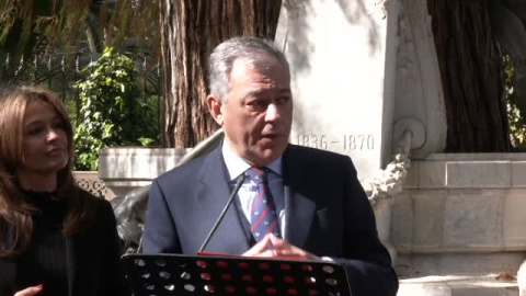 El PP quiere el modelo del Parque Güell para la Plaza de España El PP quiere el modelo del Parque Güell para la Plaza de España