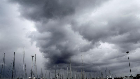 Un fuerte temporal está sacudiendo el sureste peninsular. EFE/Manuel Bruque Un fuerte temporal está sacudiendo el sureste peninsular. EFE/Manuel Bruque