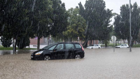 Un vehículo en medio de la intensa lluvia caída en la pedanía murciana de la Alberca (Murcia). EFE/Marcial Guillén Un vehículo en medio de la intensa lluvia caída en la pedanía murciana de la Alberca (Murcia). EFE/Marcial Guillén