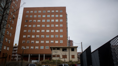 Una de las casas bajas que quedan, entre varios edificios de pisos. JAIRO VARGAS