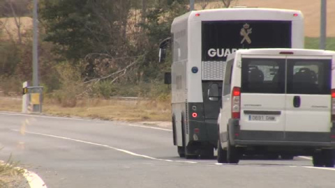 La Guardia Civil acerca a 13 presos de ETA a las cárceles vascas La Guardia Civil acerca a 13 presos de ETA a las cárceles vascas
