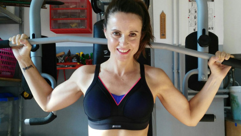 Sandra Corcuera entrenando los músculos dorsales en el gimnasio. Sandra Corcuera entrenando los músculos dorsales en el gimnasio.