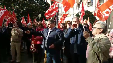 Gritos contra la reforma laboral en una concentración en Badajoz Gritos contra la reforma laboral en una concentración en Badajoz