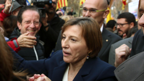 La presidenta del Parlament, Carme Forcadell, saluda a los simpatizantes que la apoyaban en la puerta tras declarar ante el Tribunal Superior de Justicia de Catalunya como investigada por desobedecer al Tribunal Constitucional. EFE/Toni Alb