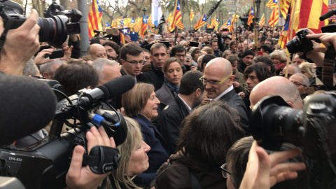 Forcadell amb membres del govern, com Raül Romeva, un cop ha declarat. LAURA AZNAR