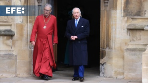 Carlos III saluda a la multitud tras asistir a una misa de Pascua en Windsor Carlos III saluda a la multitud tras asistir a una misa de Pascua en Windsor