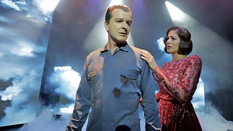 Jesús Cisneros (Primo de Rivera) e Irene Mingorance (Elizabeth Asquith), en 'Mi princesa roja'.