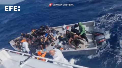Mueren 9 migrantes y 15 están desaparecidos en un naufragio en el Mediterráneo central Mueren 9 migrantes y 15 están desaparecidos en un naufragio en el Mediterráneo central