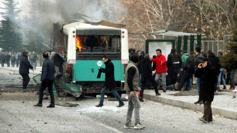 Inicio del rescate de las víctimas del atentado con coche bomba perpetrado este sábado en Kayseri (Turquía) al paso de un autobús. TURAN BULUT/ IHLAS NEWS AGENCY/ REUTERS Inicio del rescate de las víctimas del atentado con coche bomba perpetrado este sábado en Kayseri (Turquía) al paso de un autobús. TURAN BULUT/ IHLAS NEWS AGENCY/ REUTERS