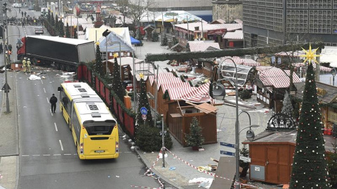 Imagen de los daños materiales causados después de que un camión arrollase ayer a los visitantes de un mercadillo navideño en el centro de Berlín / EFE Imagen de los daños materiales causados después de que un camión arrollase ayer a los visitantes de un mercadillo navideño en el centro de Berlín / EFE