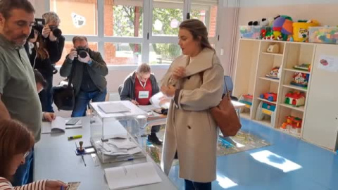 Alba García (Sumar) se olvida de la papeleta cuando iba a votar Alba García (Sumar) se olvida de la papeleta cuando iba a votar
