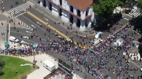 Colas kilométricas en la Casa Rosada para despedir a Maradona Colas kilométricas en la Casa Rosada para despedir a Maradona