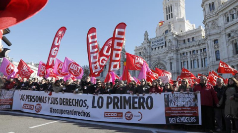La manifestación convocada este domingo por CCOO y UGT en Madrid para recuperar los derechos perdidos y presionar al Gobierno para que se siente a negociar sin límites, a su paso por la Plaza de Cibeles. EFE/Ballesteros La manifestación convocada este domingo por CCOO y UGT en Madrid para recuperar los derechos perdidos y presionar al Gobierno para que se siente a negociar sin límites, a su paso por la Plaza de Cibeles. EFE/Ballesteros