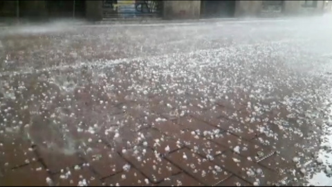 Las tormentas dejan a su paso por Valencia granizo y lluvia intensa
Las tormentas dejan a su paso por Valencia granizo y lluvia intensa