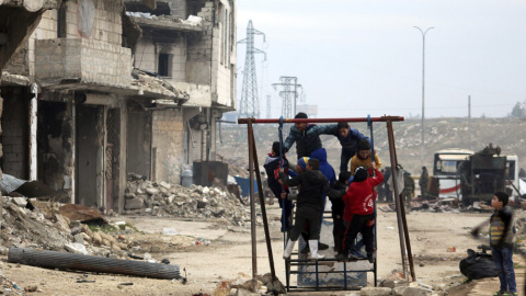Varios niños juegan entre los escombros de un edificio derruido en la zona de Salah al Din, en los barrios del este de Alepo, hace tres días. EFE Varios niños juegan entre los escombros de un edificio derruido en la zona de Salah al Din, en los barrios del este de Alepo, hace tres días. EFE