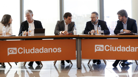 El presidente de Ciudadanos, Albert Rivera, junto a los miembros del partido Inés Arrimadas, Matías Alonso, Juan Carlos Girauta y Fran Hervías durante la reunión de la ejecutiva nacional en Madrid. EFE/Ballesteros El presidente de Ciudadanos, Albert Rivera, junto a los miembros del partido Inés Arrimadas, Matías Alonso, Juan Carlos Girauta y Fran Hervías durante la reunión de la ejecutiva nacional en Madrid. EFE/Ballesteros