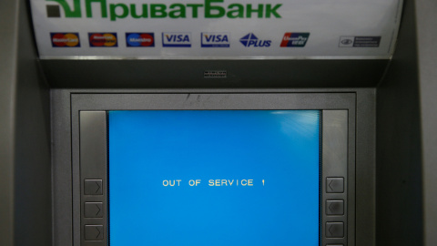 Un cajero automático del banco Privatbank, en el centro de la capital ucraniana, Kiev. REUTERS/Valentyn Ogirenko