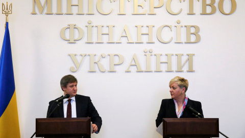 El ministro de Finanzas, Oleksandr Danylyuk, con la gobernadora del Banco Central del país, Valeria Gontareva, en la rueda de prensa en la que explican  la nacionalización del PrivatBank. REUTERS/Valentyn Ogirenko