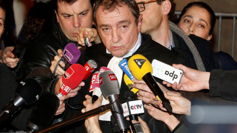 Patrick Maisonneuve, el abogado de Christine Lagarde, la directora gerente del FMI, habla con los periodistas tras el anuncio de la condena a su patrocinada por un tribuinal francés. REUTERS/Jacky Naegelen