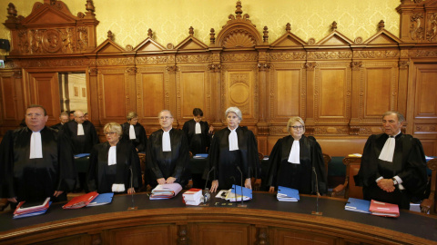 Los miembros del Tribunal de Justicia de la República francesa, antes del inicio de la vista contra la directora gerente del FMI, Christine Lagarde. REUTERS/Charles Platiau