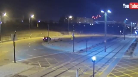 Una conductora recorre con su coche un kilómetro por las vías del metro Una conductora recorre con su coche un kilómetro por las vías del metro