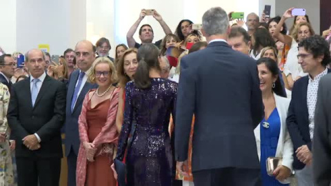 El rey aparece por sorpresa en el primer acto de la reina tras su 50 cumpleaños El rey aparece por sorpresa en el primer acto de la reina tras su 50 cumpleaños