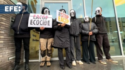 Activistas medioambientales protestan en Bruselas contra el oleoducto EACOP Activistas medioambientales protestan en Bruselas contra el oleoducto EACOP