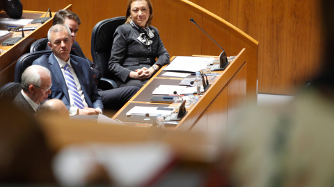 Luisa Fernanda Rudi, con el último de sus tres consejeros de Hacienda, Javier Campoy, y el de Economía, Francisco Bono. Luisa Fernanda Rudi, con el último de sus tres consejeros de Hacienda, Javier Campoy, y el de Economía, Francisco Bono.
