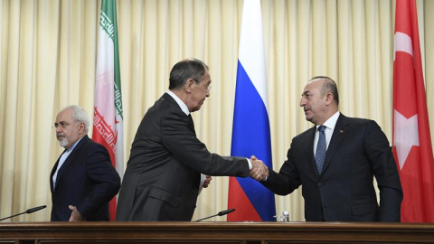 El ministro de Exteriores de Rusia, Serguéi Lavrov, en presencia del ministro de Exteriores iraní, Mohamad Javad Zarif, estrecha la mano de su homólogo de Turquía, Mevlüt Cavusoglu. - EFE El ministro de Exteriores de Rusia, Serguéi Lavrov, en presencia del ministro de Exteriores iraní, Mohamad Javad Zarif, estrecha la mano de su homólogo de Turquía, Mevlüt Cavusoglu. - EFE