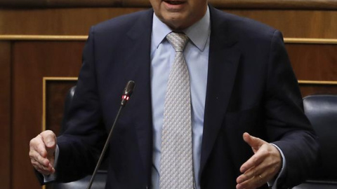 El ministro de Hacienda, Critóbal Montoro, contesta al lider de Podemos, Pablo Iglesias, quein le formuló una pregunta realtiva al fraude en en mundo del fútbol , durante la sesión de control al Gobierno que se celebra hoy en el pleno del C