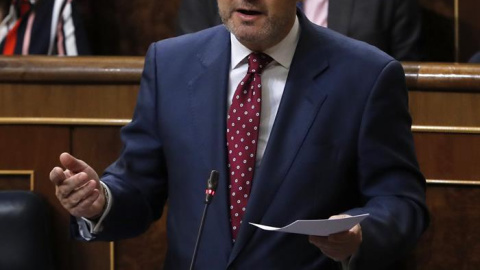 El ministro de Justicia, Rafael Catalá, durante la repuesta a una pregunta relativa a Memoria Histórica que se le formuló en la sesión de control al Gobierno que se celebra hoy en el pleno del Congreso de los Diputados.EFE