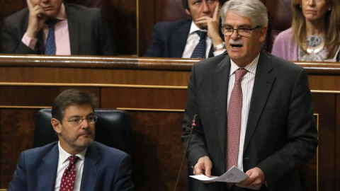El ministro de Asuntos Exteriores y Cooperación, Alfonso Dastis, durante su intervención en la sesión de Control al Gobierno celebrada hoy en el Congreso. Dastis ha asegurado hoy, en respuesta a la diputada del PP Belén Hoyo, que la actual 
