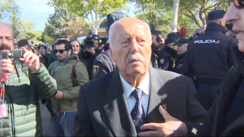 Llega el exteniente golpista Antonio Tejero a la concentración franquista